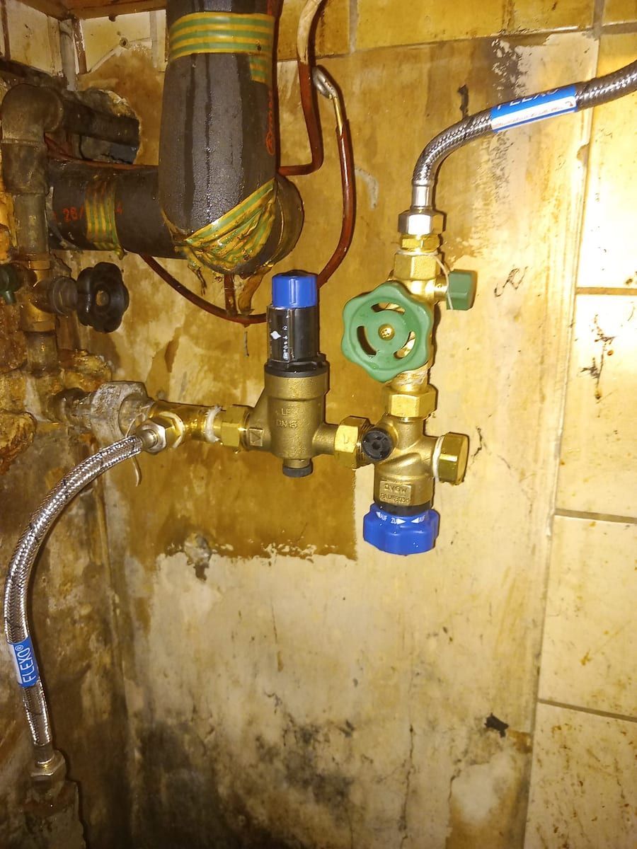 Armaturen und Ventile an einer Wasserleitung im Keller