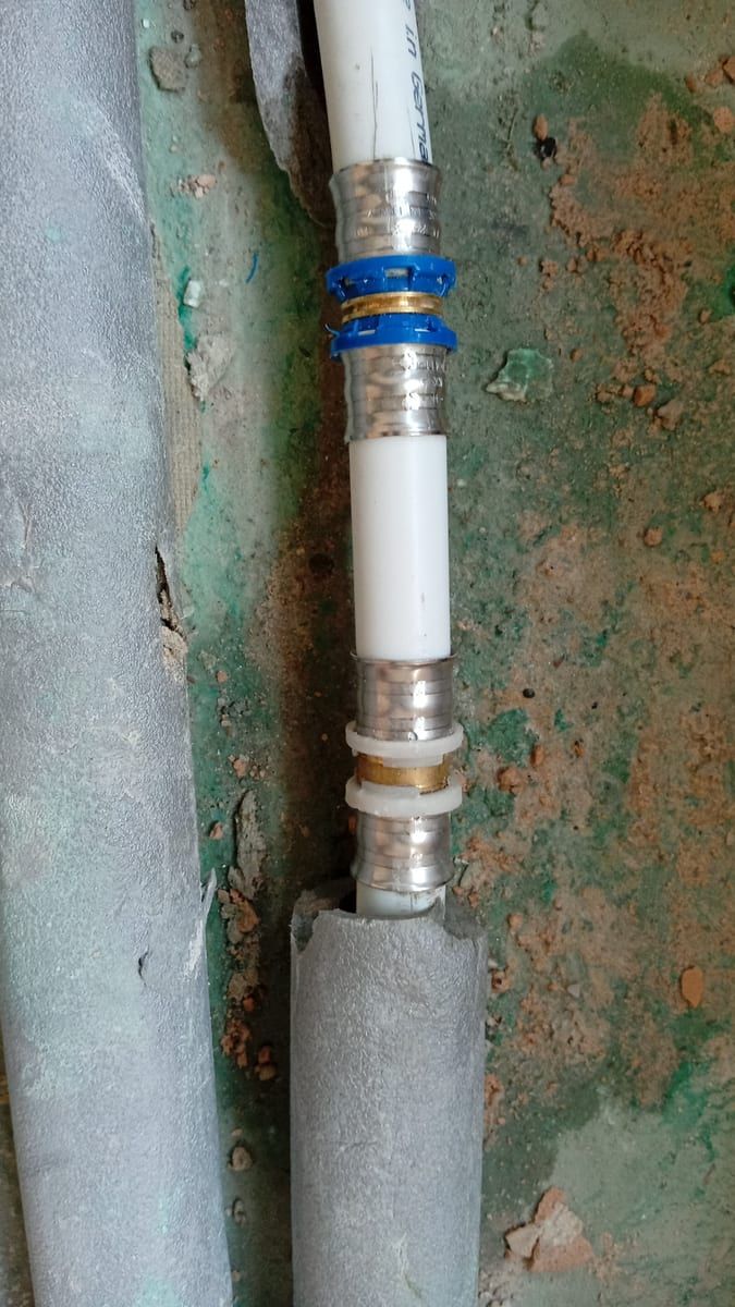 Wasserleitung an einer feuchten Kellerwand
